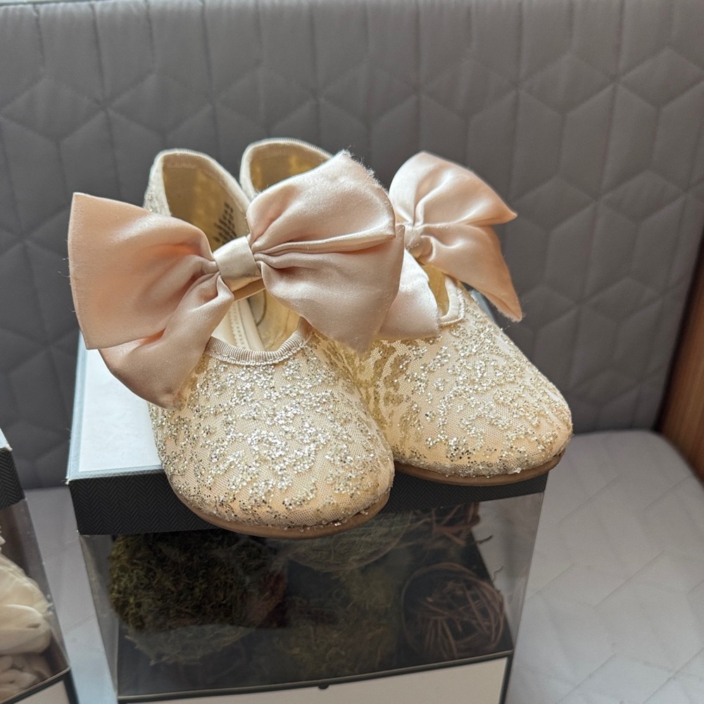 H&M Elegant champagne sparkle Cream Kids Shoes Maryjane’s with Bow 12.5